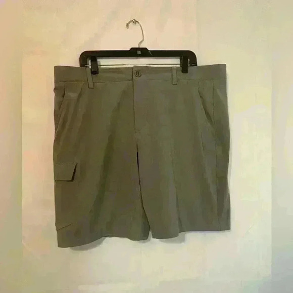 Under Armour Dry‎ Fit Men's Green Shorts Size 40 Loose HeatGear Ultimate Comfort - Picture 2 of 6